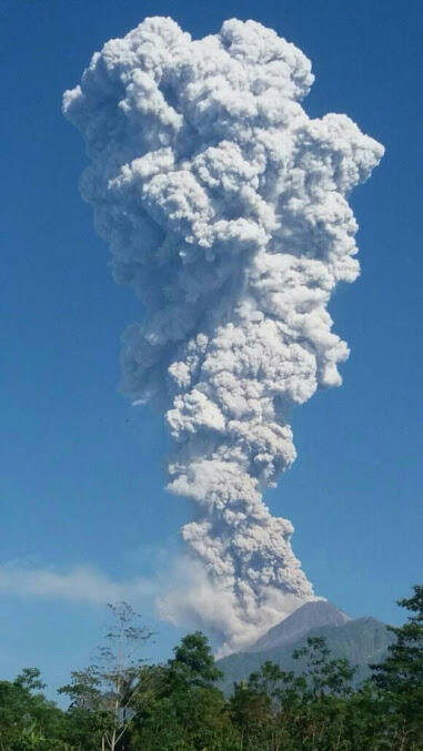 Setelah 8 Tahun, Merapi Kembali Menunjukkan Keaktifannya (Meletus) 