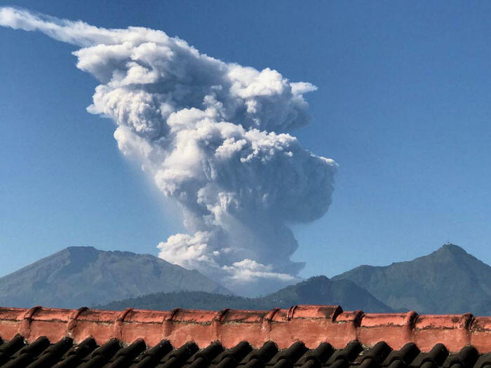 Letusan freatik Gunung Merapi picu hujan abu