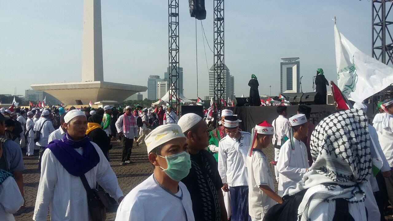 Komunitas Sijum Berbagi Makanan Gratis di Tengah Aksi Bela Palestina