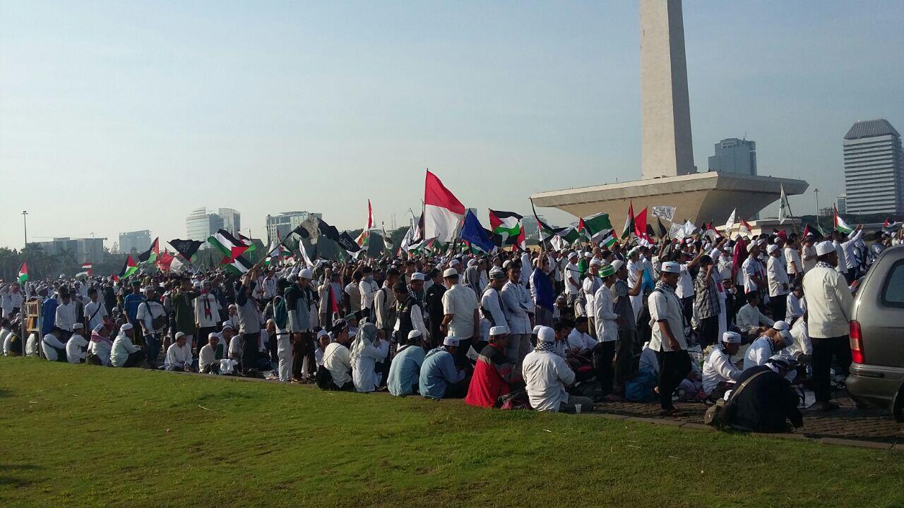 Komunitas Sijum Berbagi Makanan Gratis di Tengah Aksi Bela Palestina