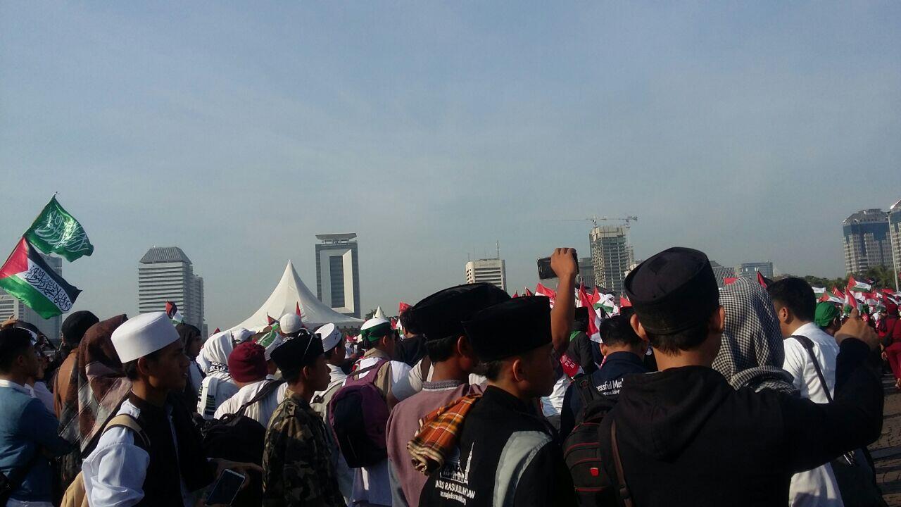 Komunitas Sijum Berbagi Makanan Gratis di Tengah Aksi Bela Palestina