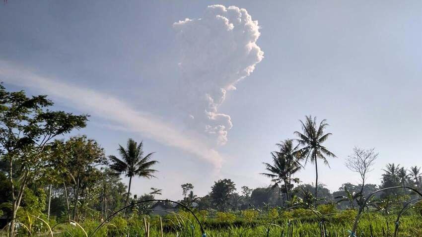 Hujan Abu dari Merapi, Bandara Yogyakarya Sempat Ditutup