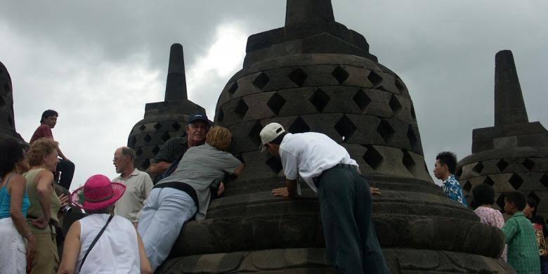 Arca Di Stupa Candi Borobudur Jangan Di Pegang Nanti Rapuh Hoax atau Nyata ?