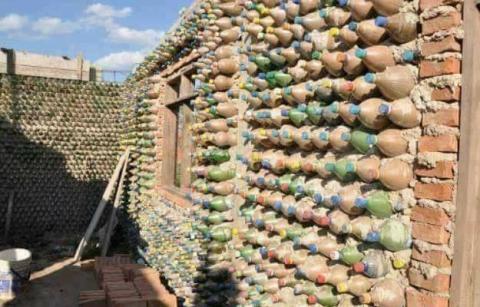 Beda Dari Yang Lain, Rumah Ini Dibangun Dengan Botol Bekas!!! Wow