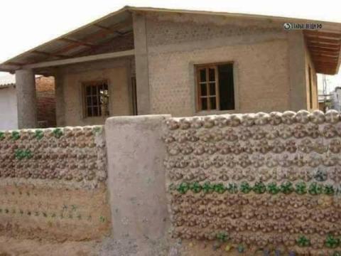 Beda Dari Yang Lain, Rumah Ini Dibangun Dengan Botol Bekas!!! Wow
