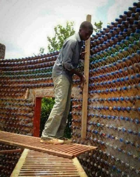 Beda Dari Yang Lain, Rumah Ini Dibangun Dengan Botol Bekas!!! Wow