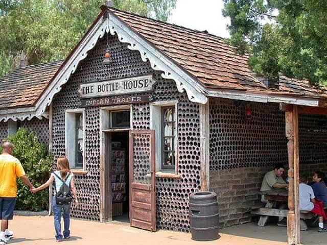 Beda Dari Yang Lain, Rumah Ini Dibangun Dengan Botol Bekas!!! Wow