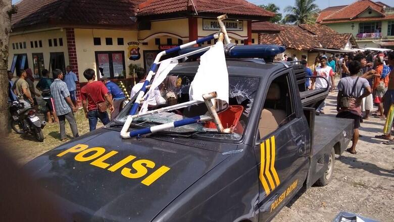 Polsek Bayah Banten Diserang: Mobil Dibakar, Kantor Diacak-acak