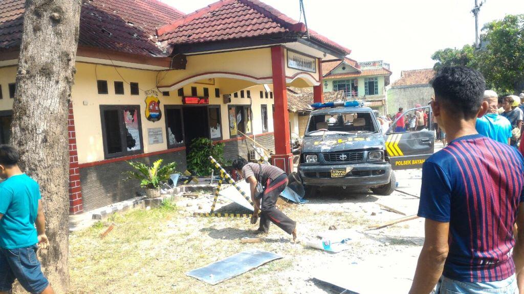 Mapolsek Bayah Dirusak Massa