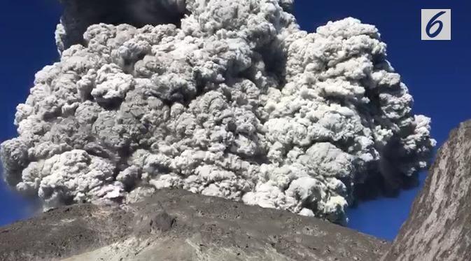 Ratusan Pendaki Panik Menyelamatkan diri Saat Merapi tiba-tiba Meletus