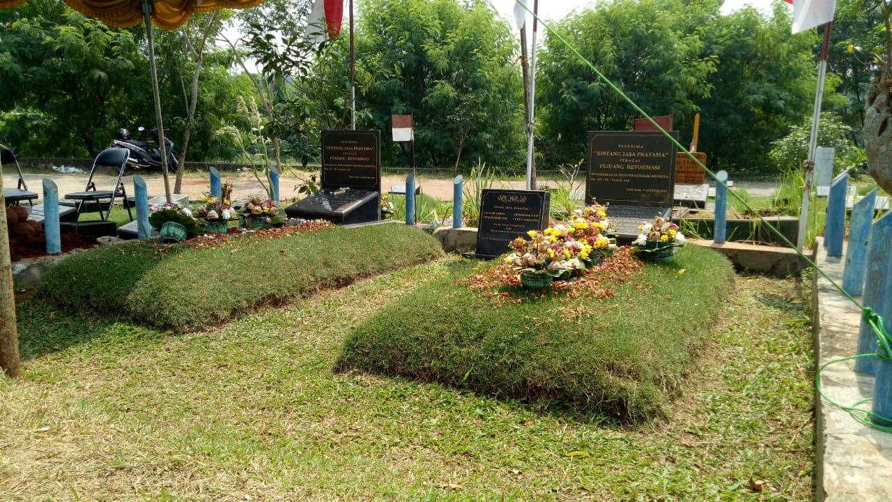 Ziarahi Makam Pahlawan Reformasi, Mahasiswa Trisakti Tagih Janji Jokowi