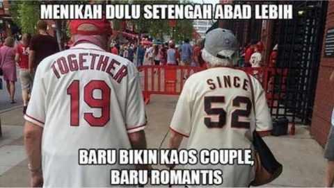 10 Meme Baju Couple ini Kocak Abis, ABG Alay Pasti Kesindir Nih!