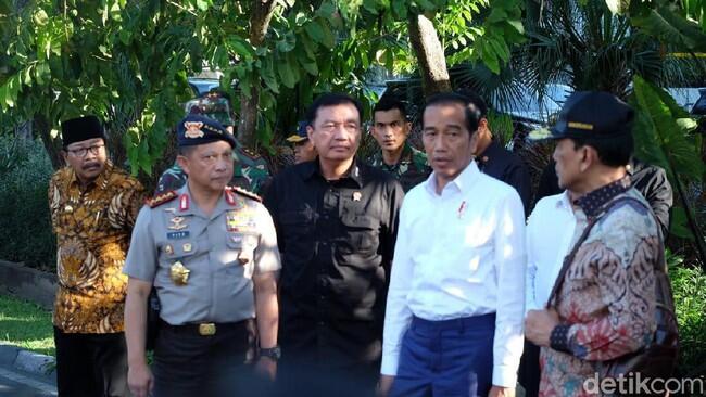 Potret Jokowi Berkemeja Putih Tinjau Gereja yang Diserang Bom