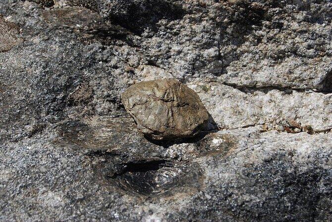Aneh, di Portugal ada bongkahan granit raksasa yang melahirkan batu-batu anakan
