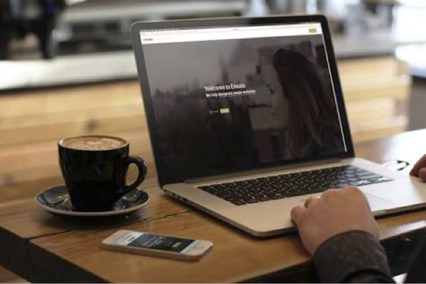 Punya Kebiasaan Pakai Laptop Sambil Ngopi? Wajib Extra Hati-Hati