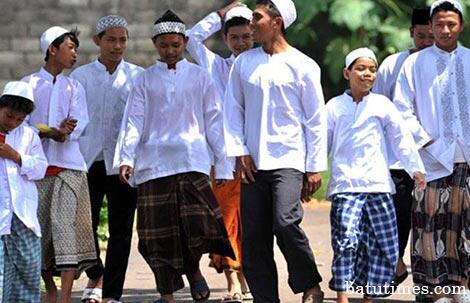 Sarung Shalat, Antara Berserah Diri dan Komersialisasi (Fotonya Bikin Gagal Fokus)