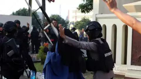 Saksi Bom GKI Surabaya: Pelaku Peluk Petugas dan Meledak