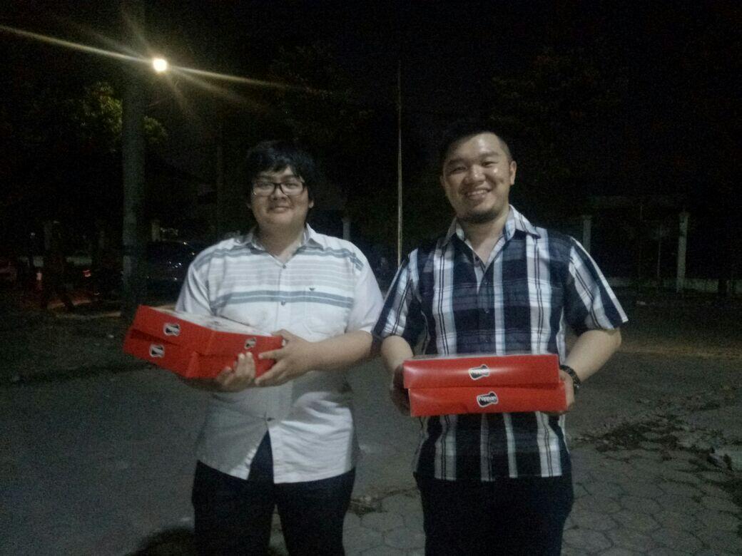 Mahasiswa UNIKA Widya Mandala Bagikan Kue ke Keluarga Korban Bom Surabaya