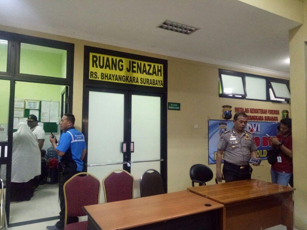 Mahasiswa UNIKA Widya Mandala Bagikan Kue ke Keluarga Korban Bom Surabaya