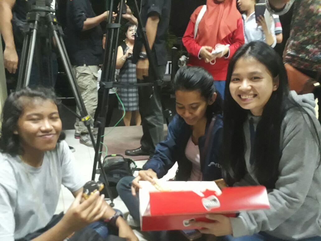 Mahasiswa UNIKA Widya Mandala Bagikan Kue ke Keluarga Korban Bom Surabaya