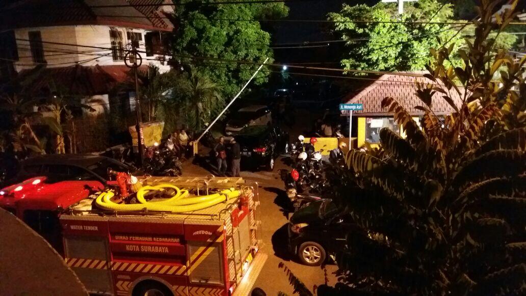 Polisi Gerebek Rumah Terduga Pelaku Bom Surabaya