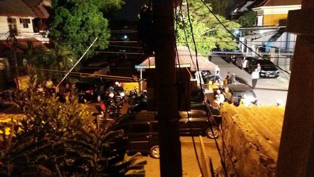 Polisi Gerebek Rumah Terduga Pelaku Bom Surabaya