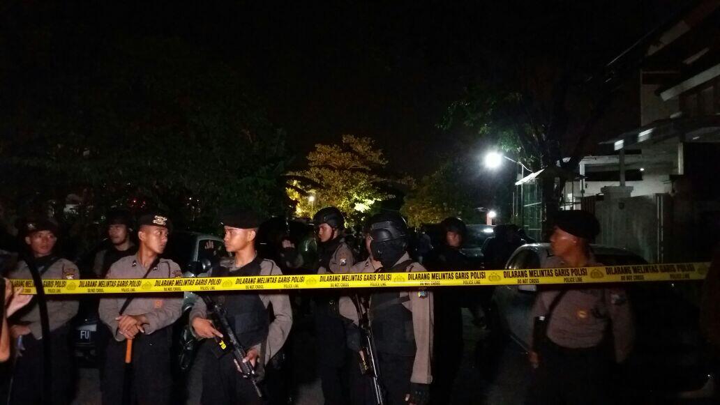 Pelaku Bom Surabaya Sempat Salat Subuh Berjamaah dengan Warga
