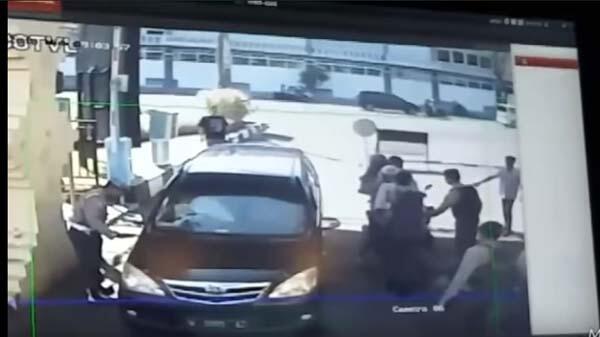 Gambar CCTV Detik-detik Meledaknya Bom Polrestabes Surabaya