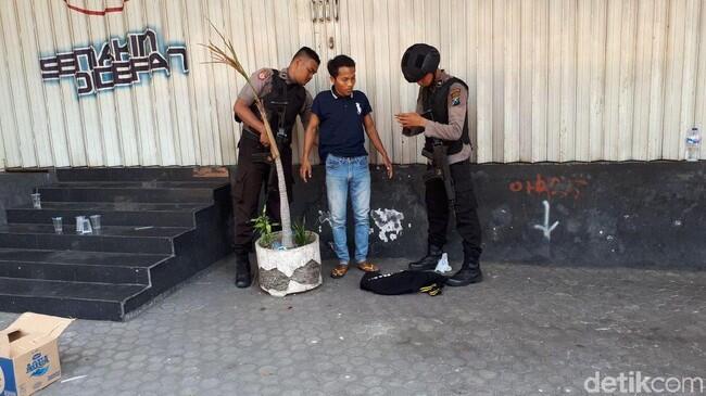Seorang Pemuda Mencurigakan Diamankan di Dekat Polrestabes Surabaya
