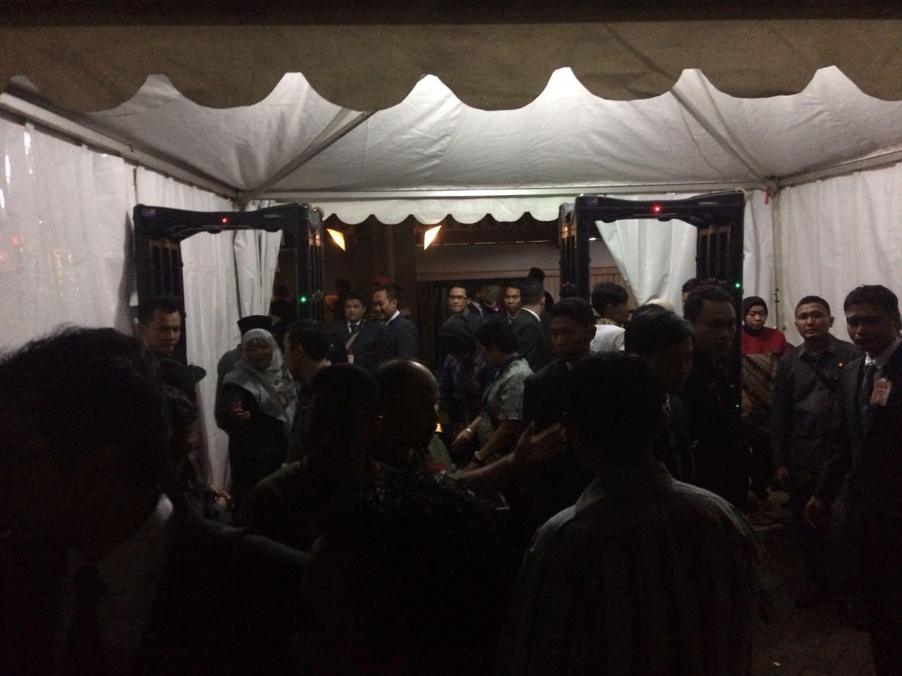 Debat Pilgub Jabar Digelar, Pendukung Pasangan Calon Beradu Yel