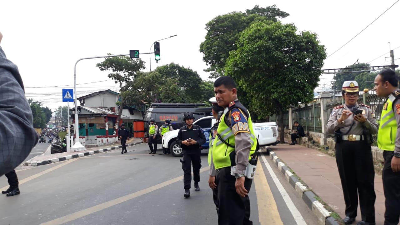 Ada Bungkusan Mencurigakan di Dekat Stasiun Palmerah, Jalan Sempat Ditutup