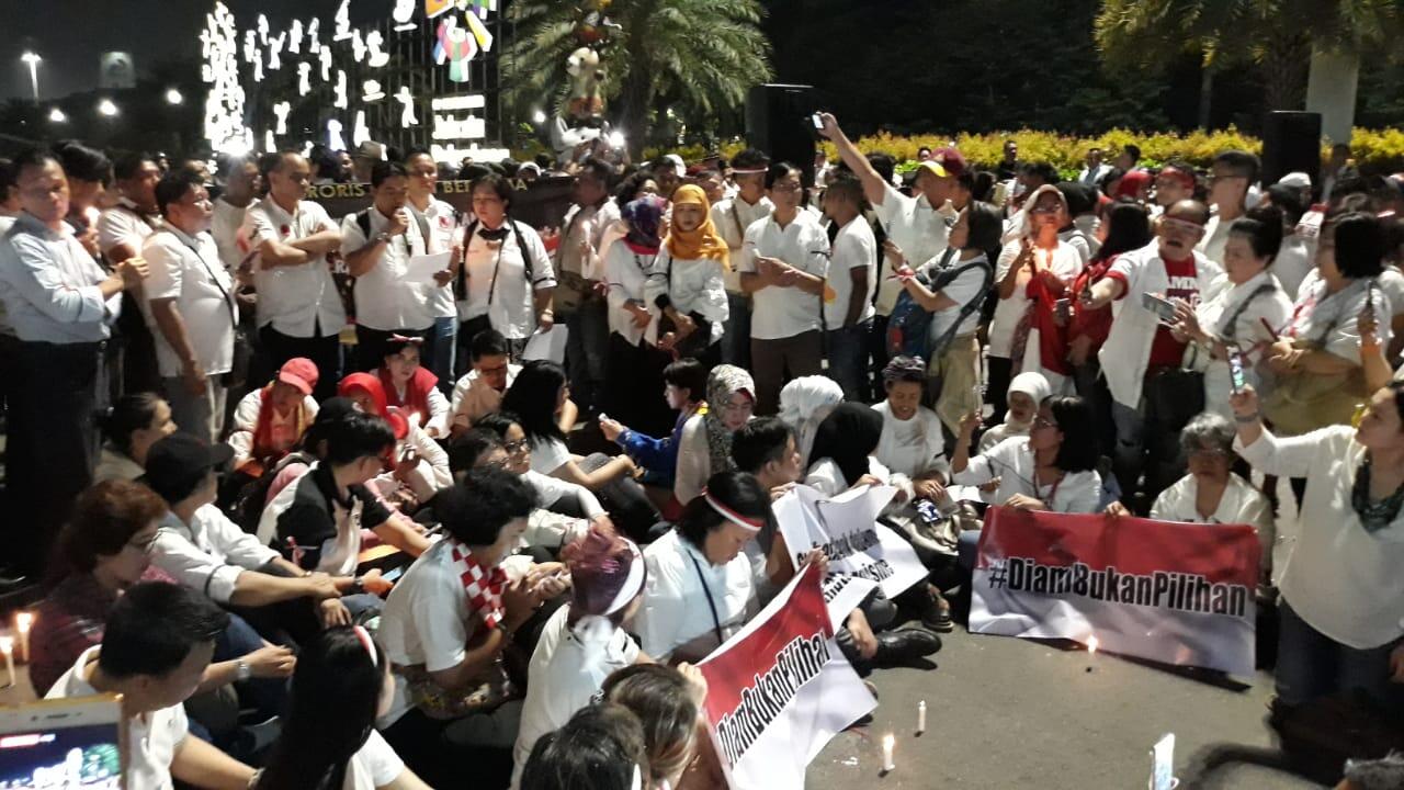 Teror Bom Surabaya, Ratusan Orang Doa Bersama di Patung Kuda Monas