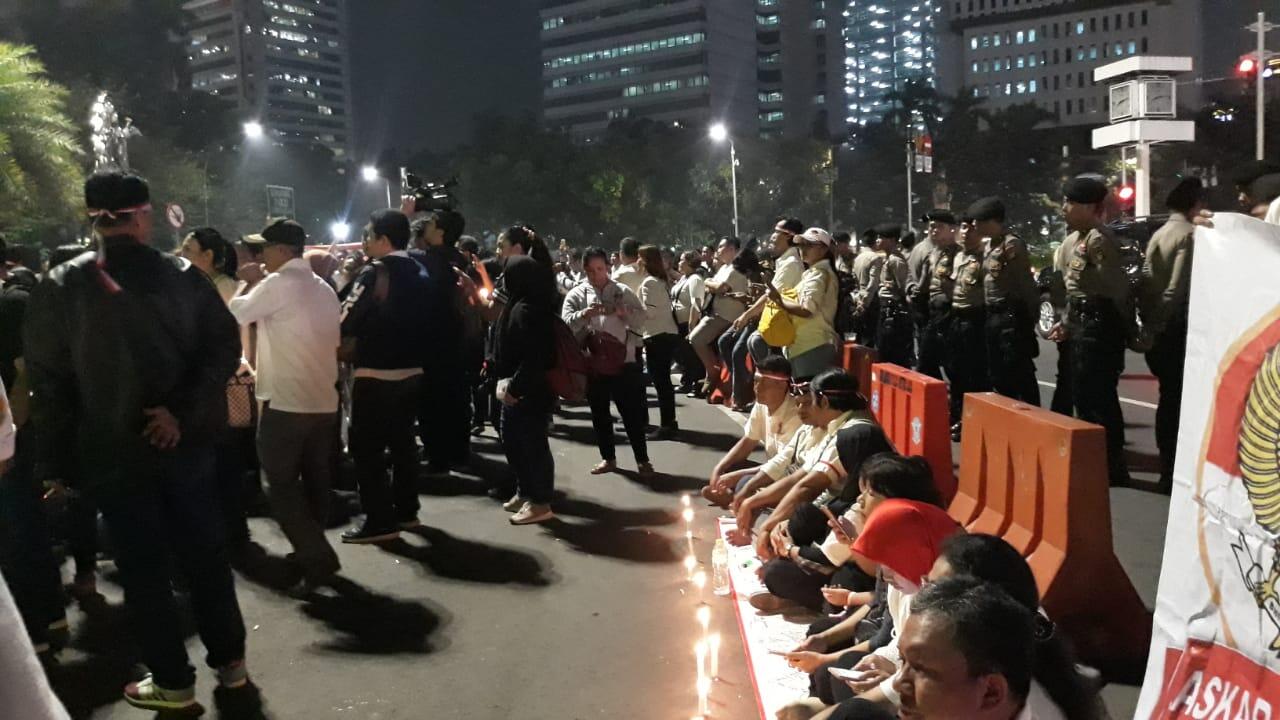 Teror Bom Surabaya, Ratusan Orang Doa Bersama di Patung Kuda Monas