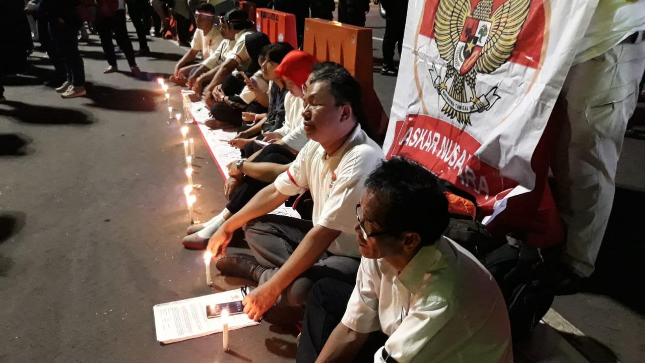 Teror Bom Surabaya, Ratusan Orang Doa Bersama di Patung Kuda Monas