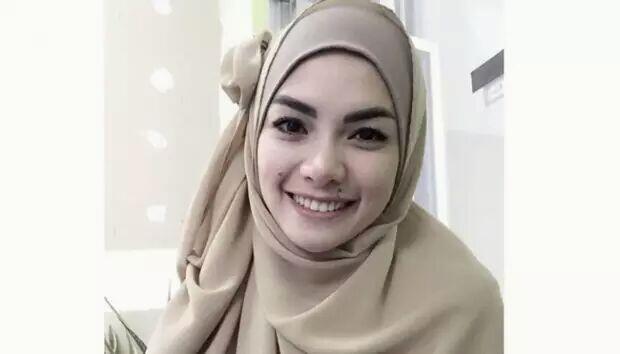 Sering Pamer Seksi, Pas Berhijab Teryata Wow!!!