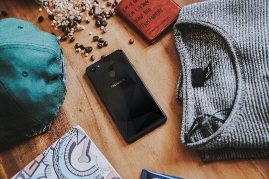 OPPO F7 Diamond Black Smartphone Yang Mencerminkan Karakter Stylist dan Elegan