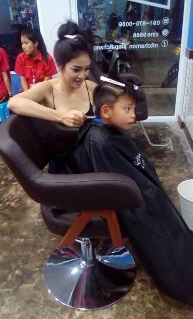 Tukang Cukur Sexy Dan Cantik, Kalau Mau Nyukur Ngantri Ya !!