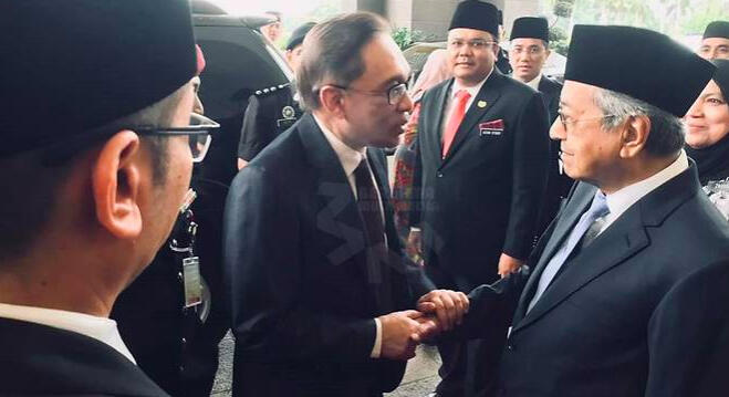 Akhirnya Anwar Ibrahim Resmi Dibebaskan dari Penjara