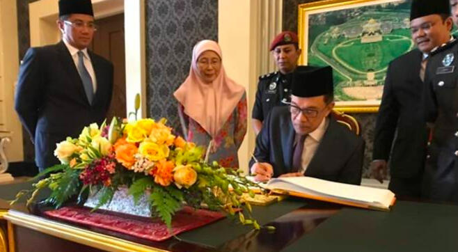 Akhirnya Anwar Ibrahim Resmi Dibebaskan dari Penjara
