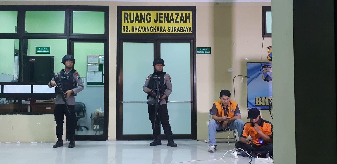 Datangi Ruang Jenazah RS Bhayangkara, Dua Perempuan Hindari Awak Media