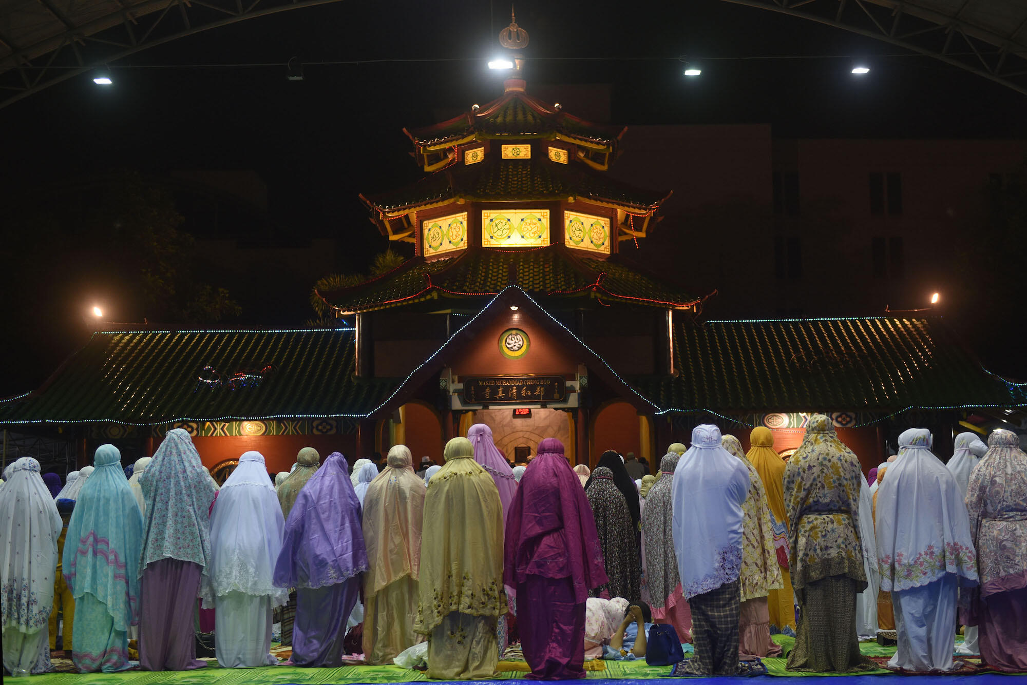 10 Potret Tarawih Perdana, Khidmat Menyambut Ramadan