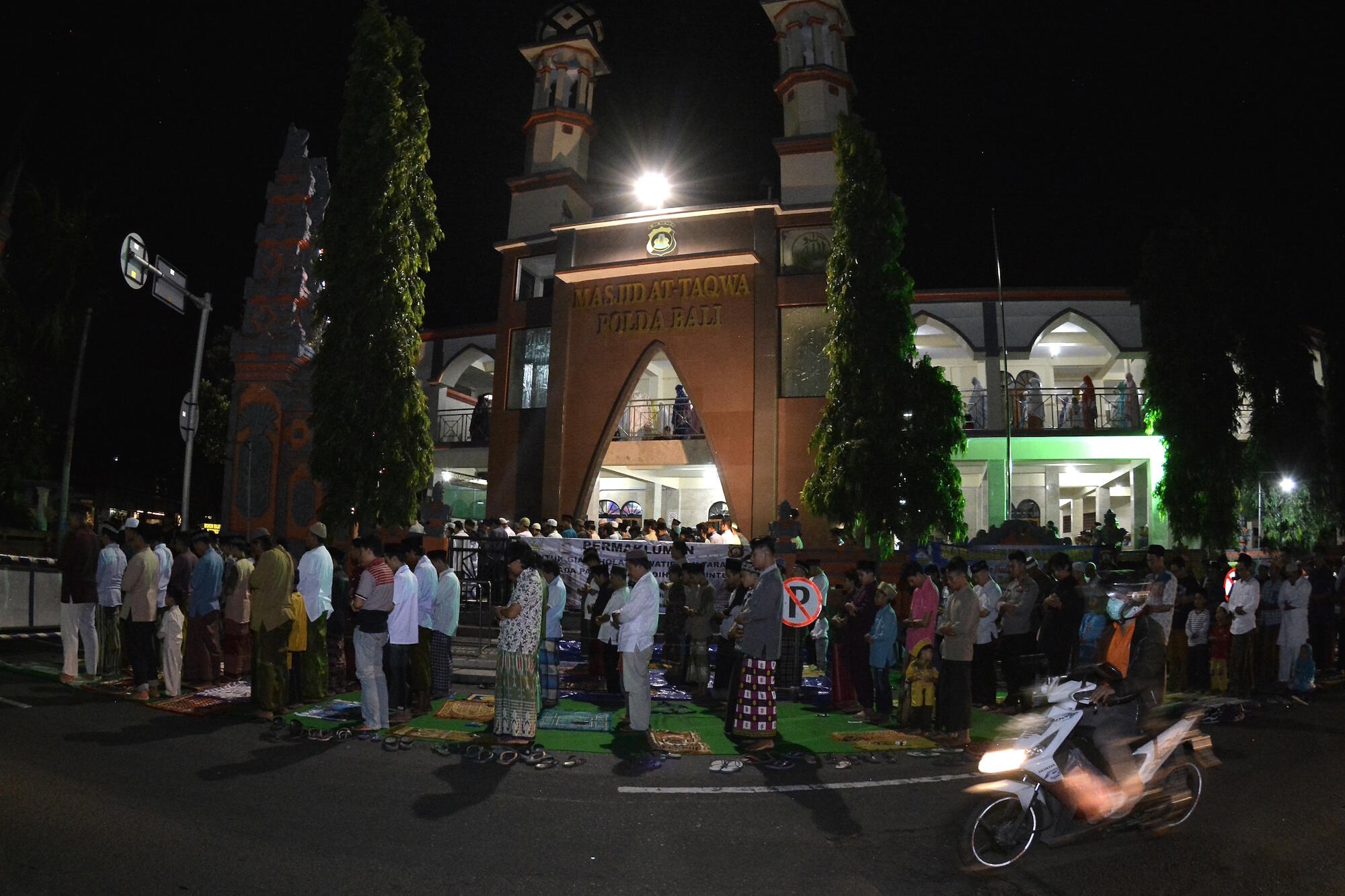 10 Potret Tarawih Perdana, Khidmat Menyambut Ramadan