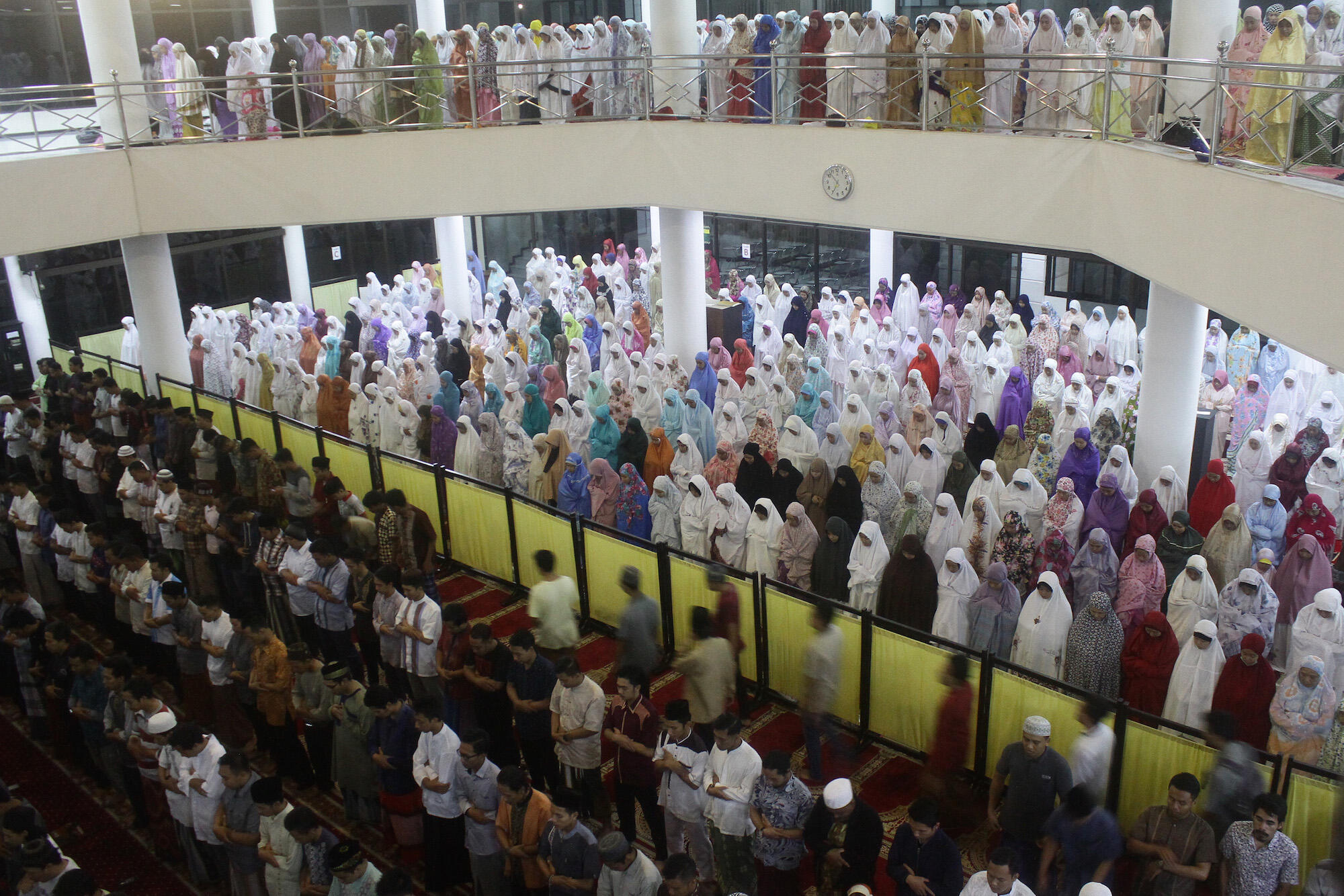 10 Potret Tarawih Perdana, Khidmat Menyambut Ramadan