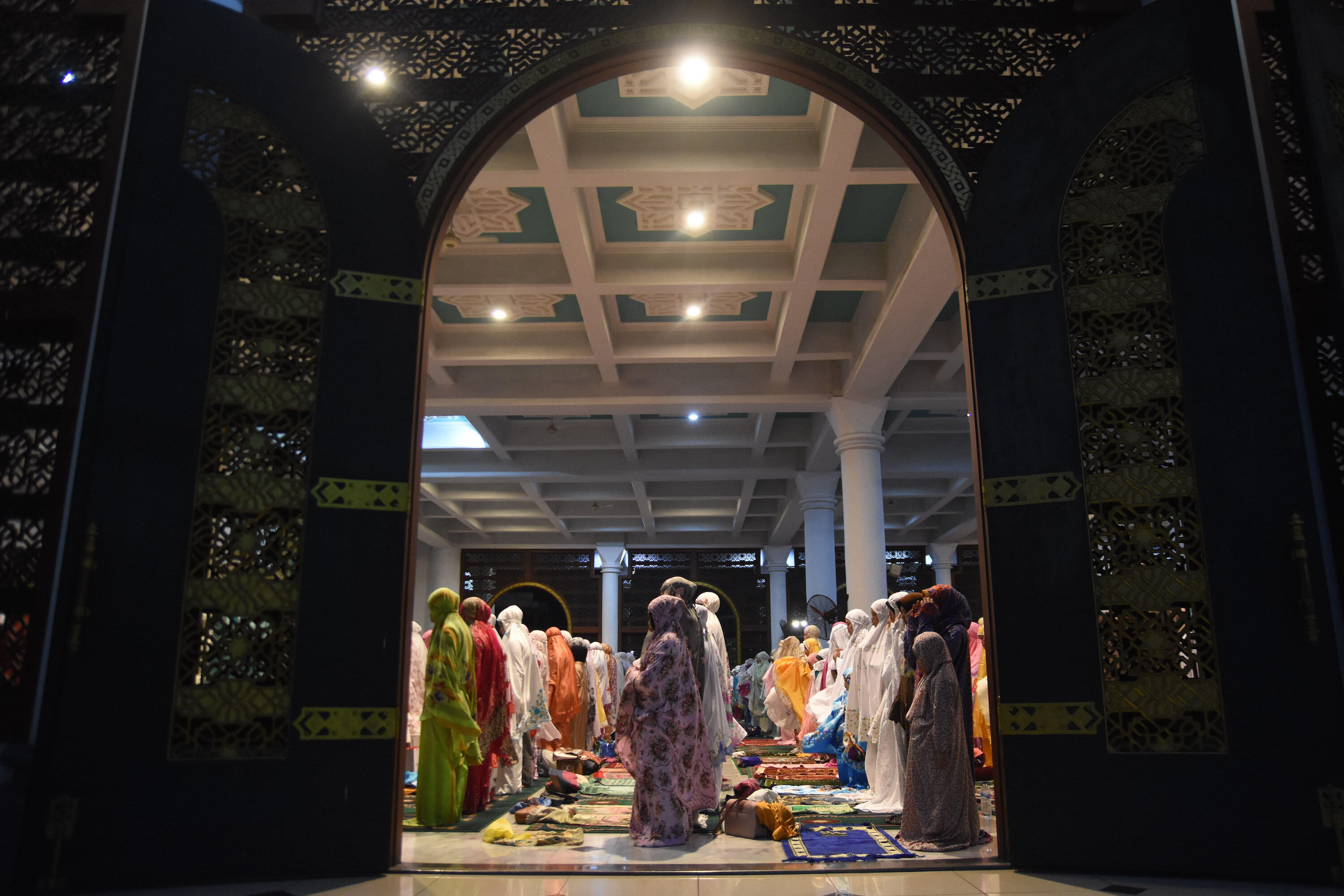 10 Potret Tarawih Perdana, Khidmat Menyambut Ramadan