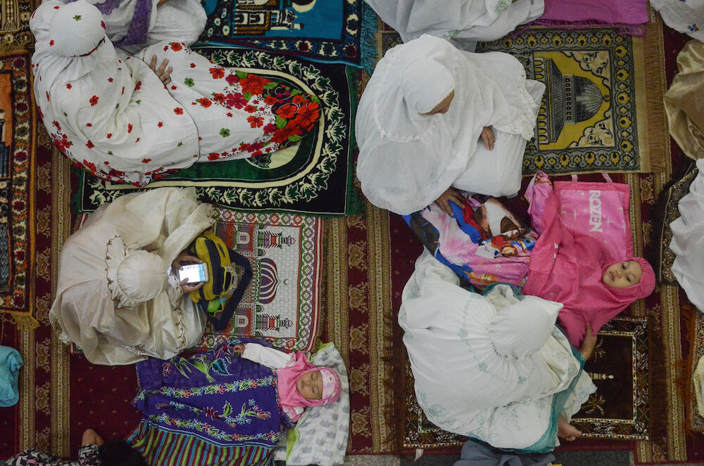 10 Potret Tarawih Perdana, Khidmat Menyambut Ramadan