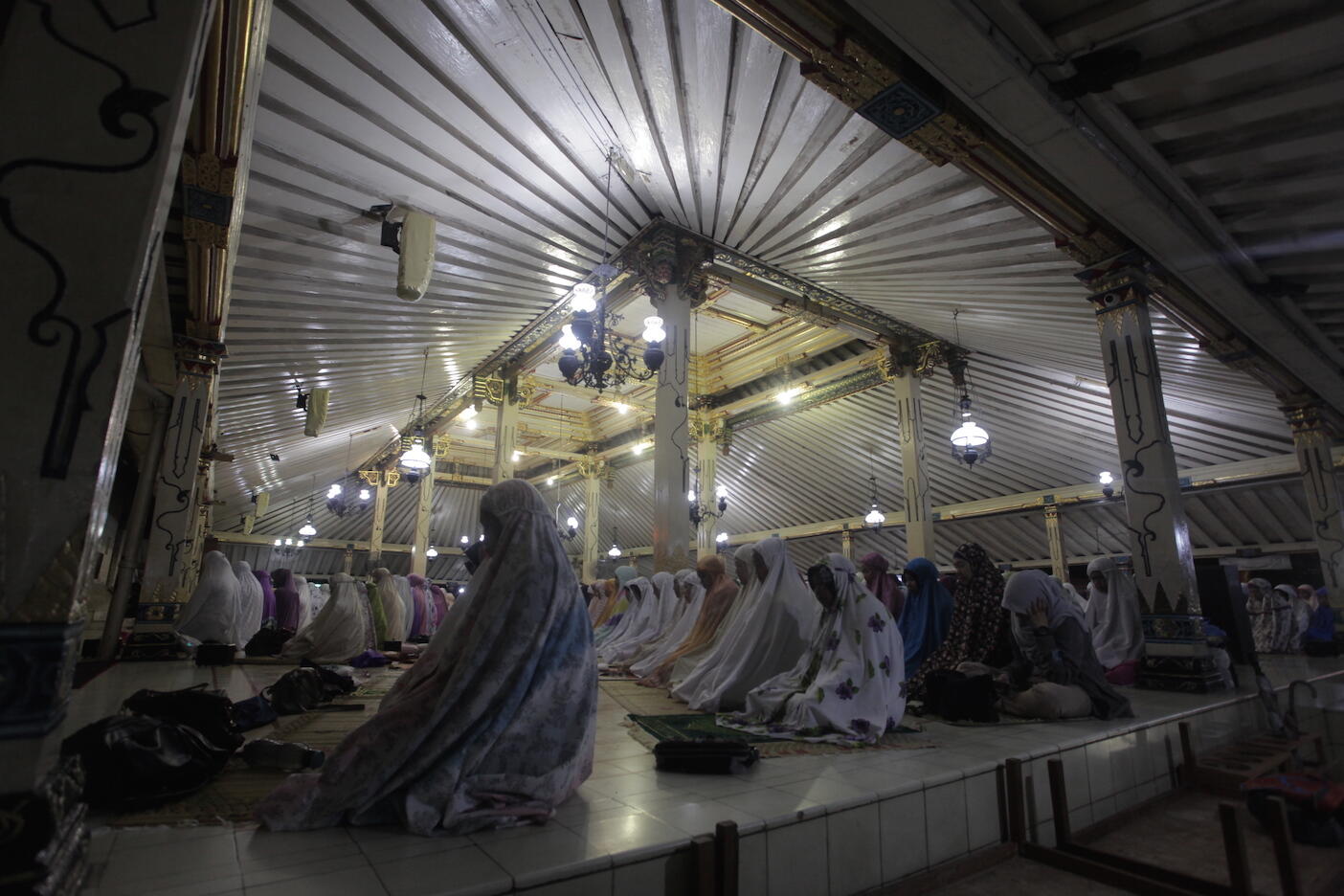 10 Potret Tarawih Perdana, Khidmat Menyambut Ramadan