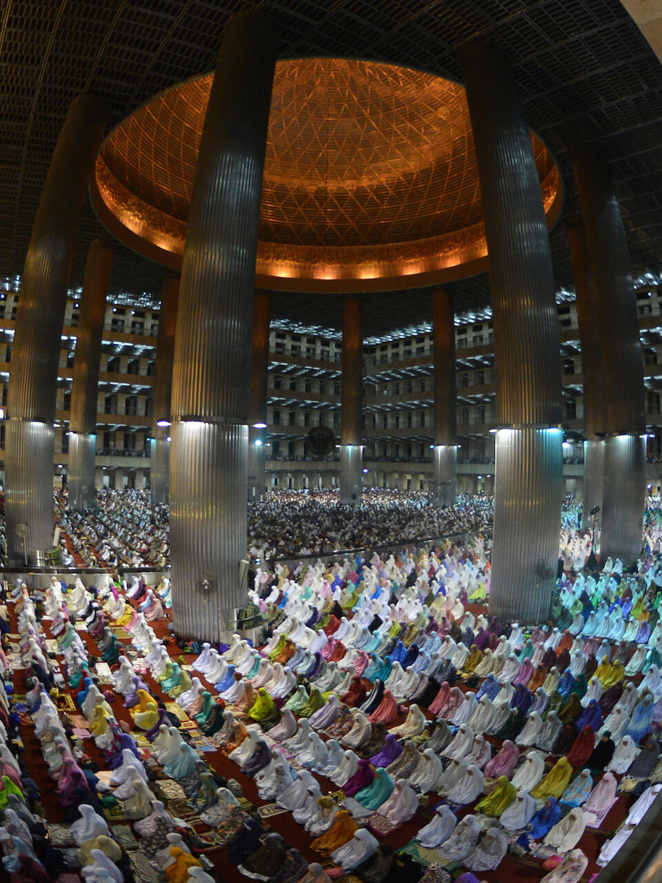 10 Potret Tarawih Perdana, Khidmat Menyambut Ramadan