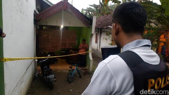 2 Terduga Teroris yang Ditangkap di Mojokerto Bapak dan Anak