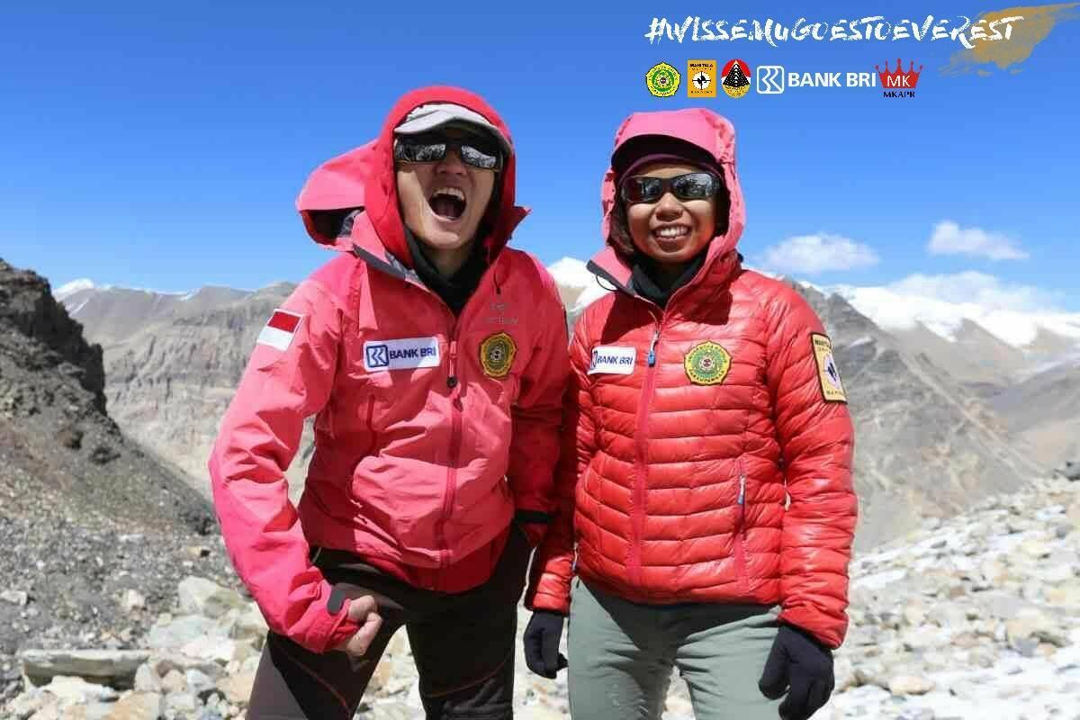 Membanggakan! Dua Mahasiswi Tangguh Ini Berhasil Capai Puncak Everest