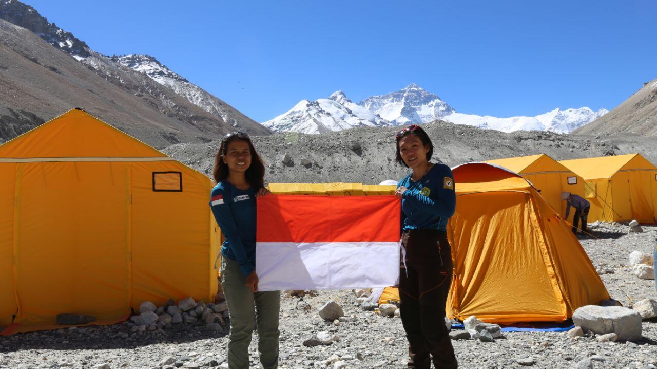 Membanggakan! Dua Mahasiswi Tangguh Ini Berhasil Capai Puncak Everest